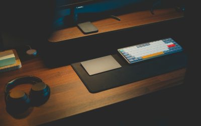 Wooden desk shelf – simplicity and space in one